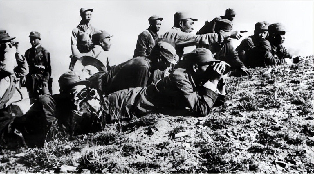 开国中将3岁被卖,衣锦还乡后老父认不出他,相认后:老天有眼