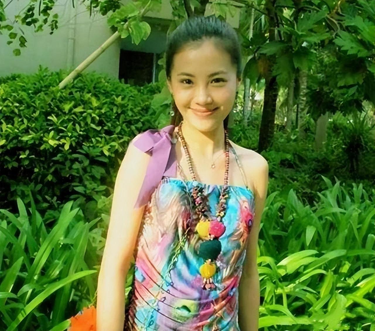 林晓芸出生在广东湛江一个富裕的家庭,父亲是知名的新加坡华裔珠宝