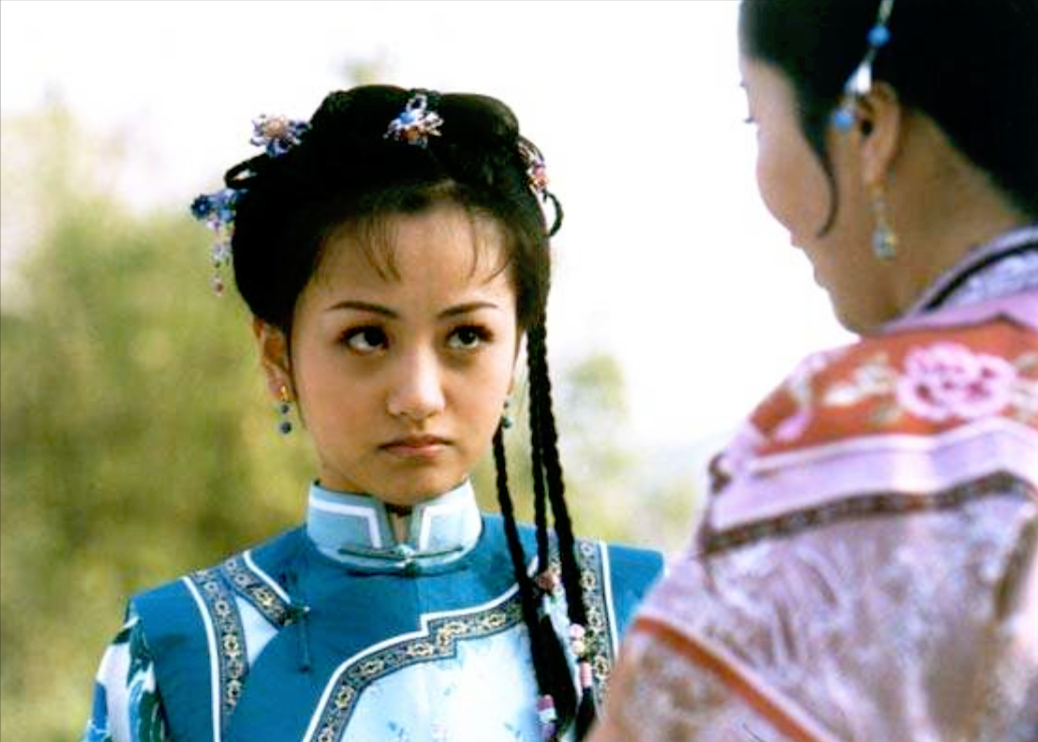 确实如此,杨蓉的演艺路很顺畅,16岁便担当女主,在上戏期间也出演了不