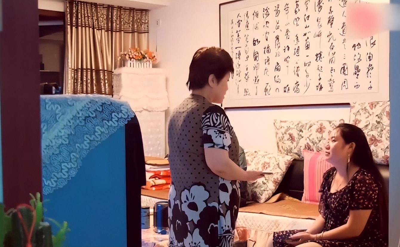 回顾女子收养女孩养到25岁替她寻亲生母现身揭开身世之谜