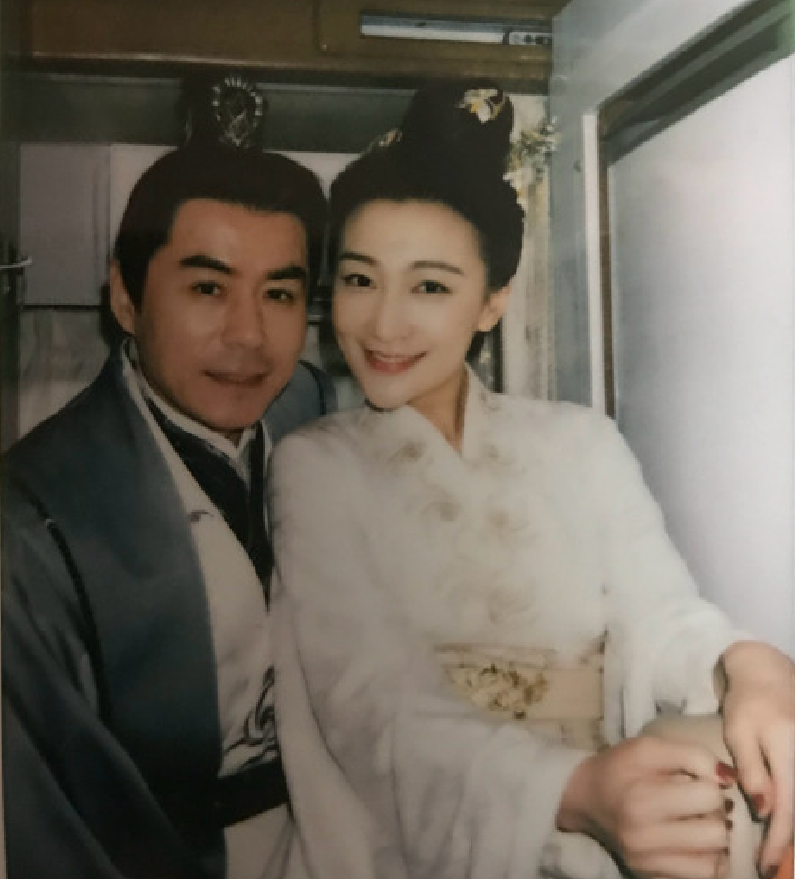 一是两人年龄相差过大,二是常鲁峰已成名,而曲双双不过是一个新人,这