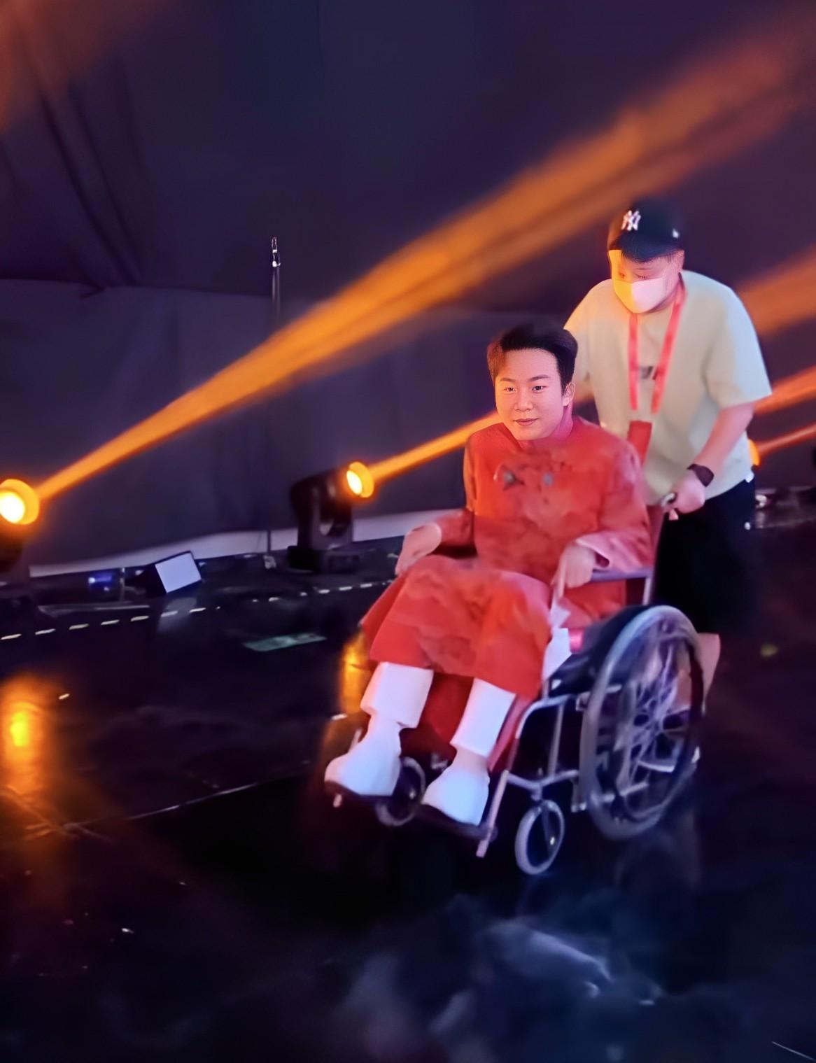45岁的李玉刚既不恋爱也不结婚步履蹒跚坐轮椅究竟图什么