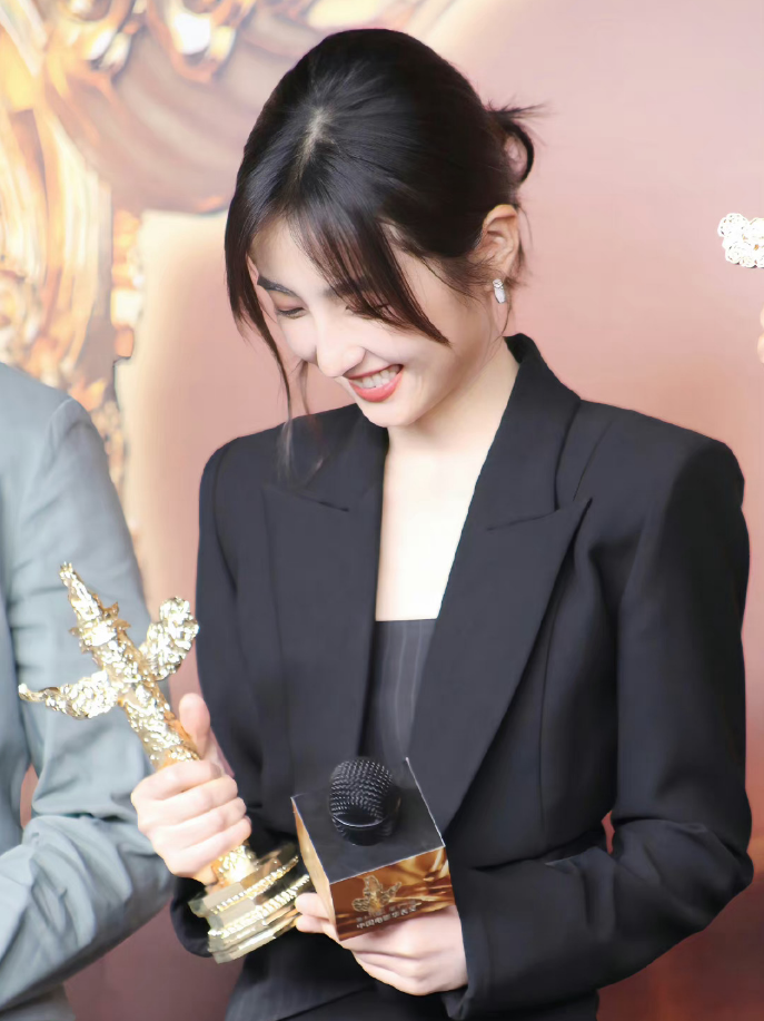 回顾张子枫成首位00后影后前途无量