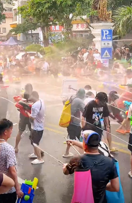 泼水节是云南傣族的著名民俗,在2006年还被列入国家非遗.