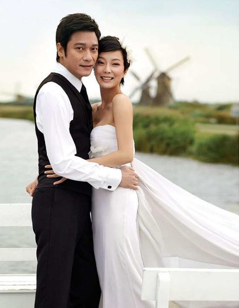 回顾罗嘉良再婚娶二婚演员苏岩为妻60岁生活幸福美满