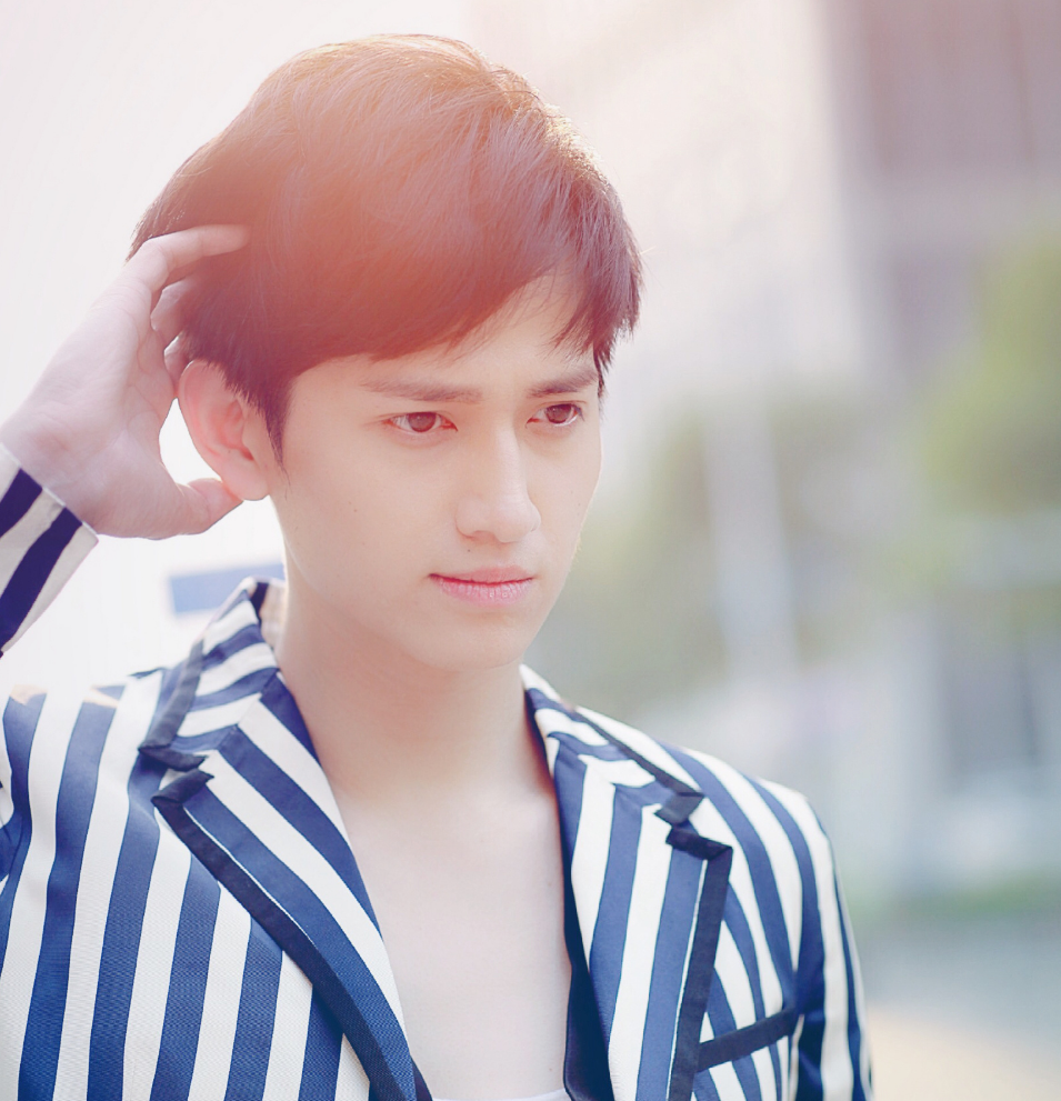 回顾他童星出道曾红极一时娶大三岁妻生一子一家三口幸福甜蜜