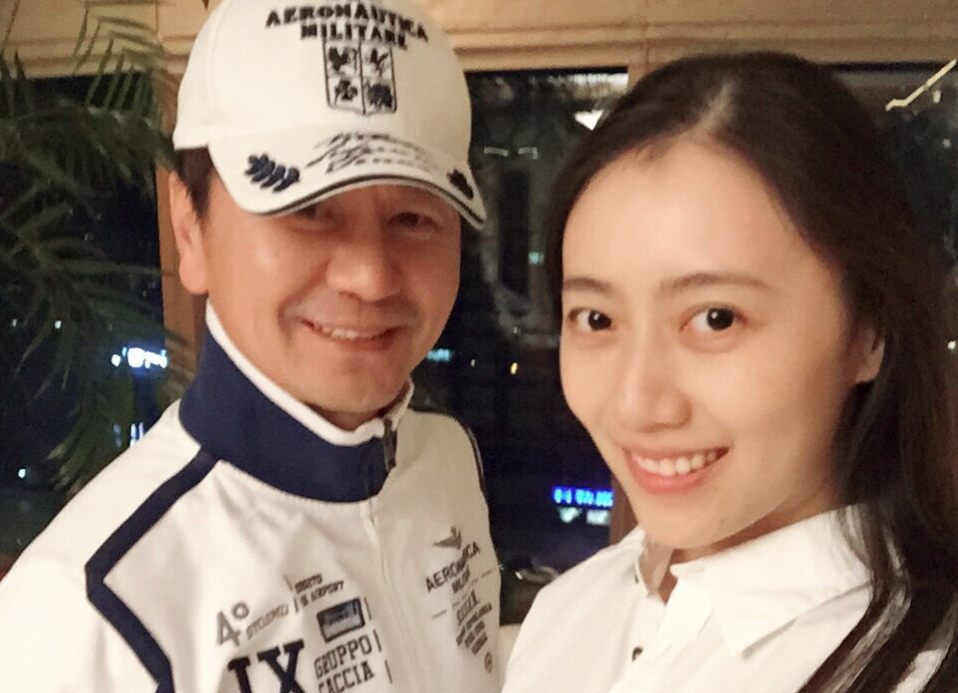 回顾演员吴若甫44岁娶22岁妻用真情感动岳父母