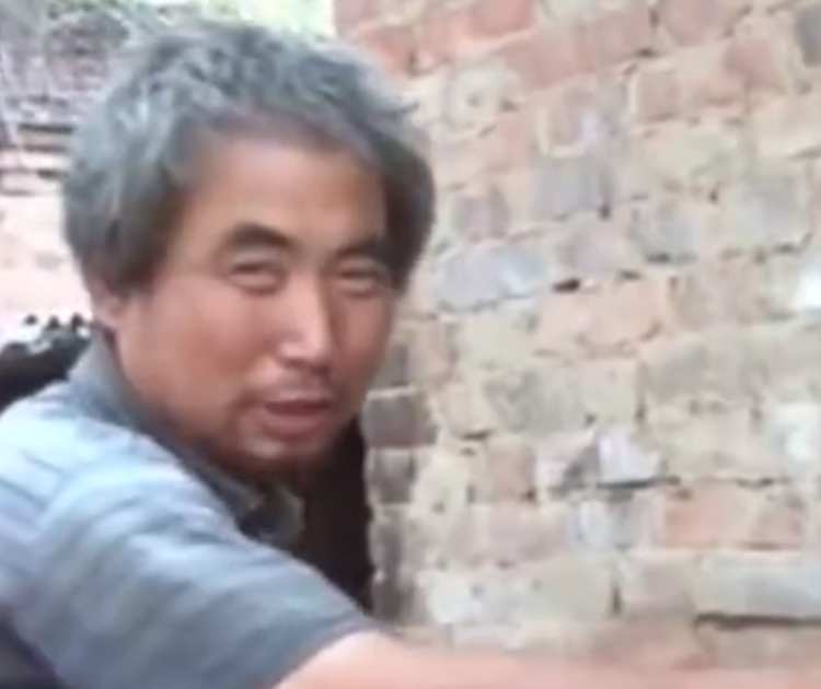 2015年7岁男童住在猪圈身体健康却不会说话父亲只能这么养