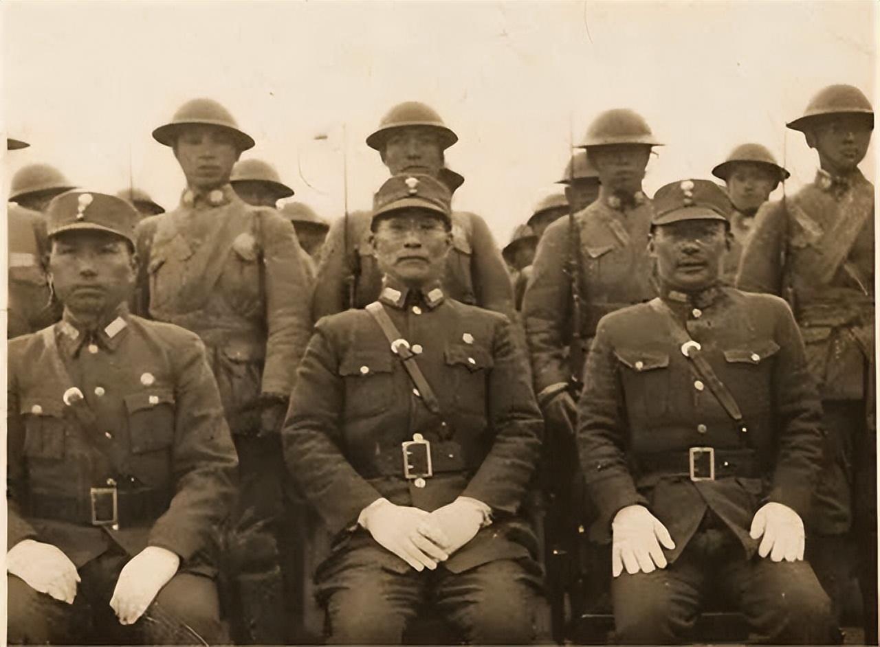 他和堂兄,以及阎揆要,关麟征,张耀明等陕西老乡,一起考取了黄埔军校