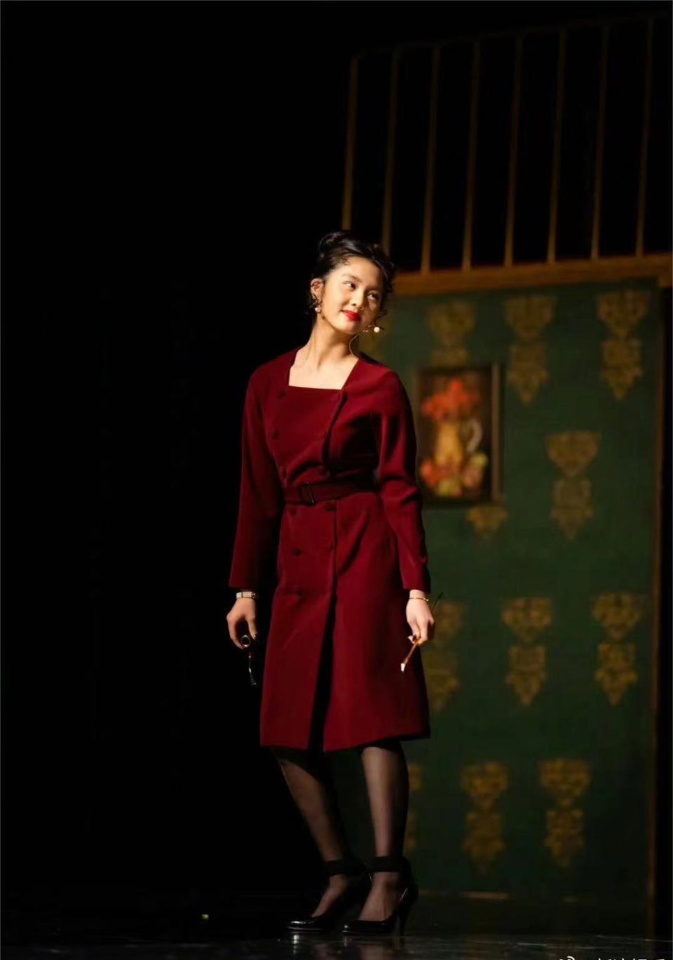 18岁黄多多舞台惊艳转型,网友热议其与16岁森碟风格迥异