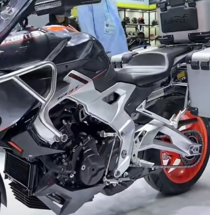 升仕三缸新街车和休旅亮相广交会!368系列踏板齐到场