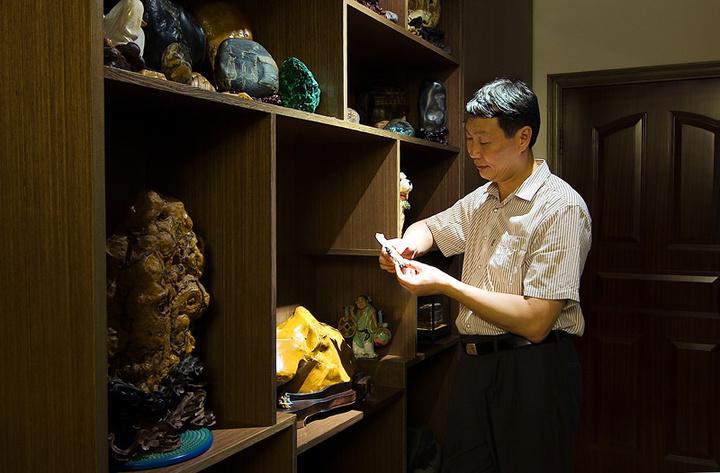 纪实男人花150元买石头遭家人抱怨4年后专家鉴定值9600万