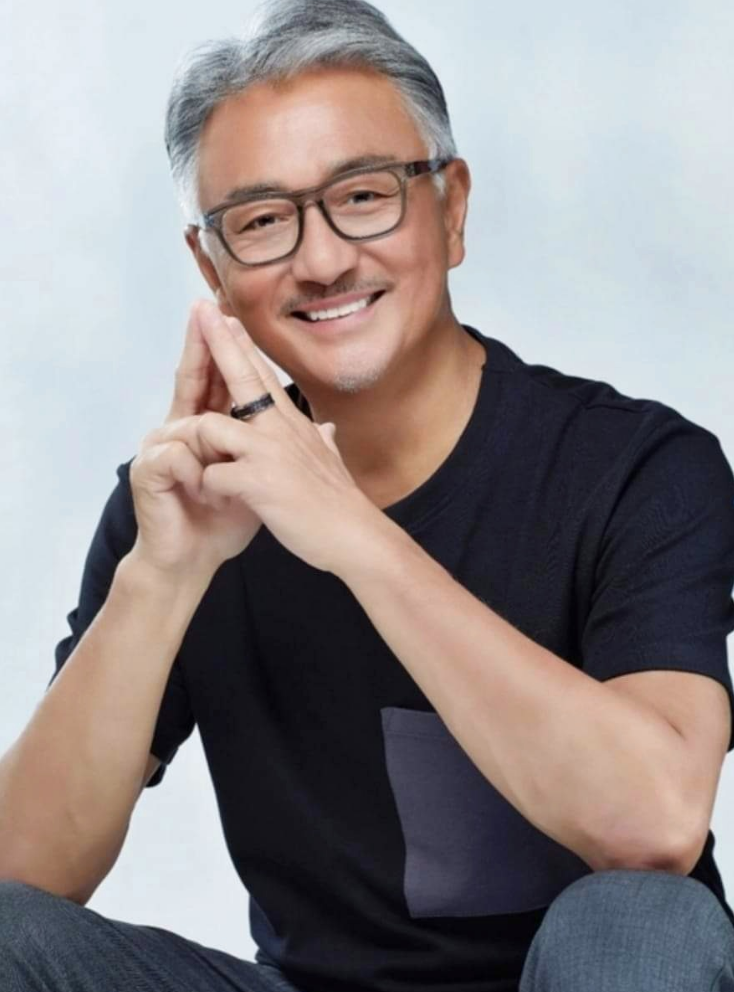 回顾知名老戏骨戏里演反派戏外痴情一生只爱老婆儿子长得很帅