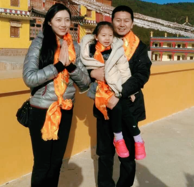 回顾刘莎放弃舞蹈从影22岁嫁44岁吴若甫生一女一家三口幸福