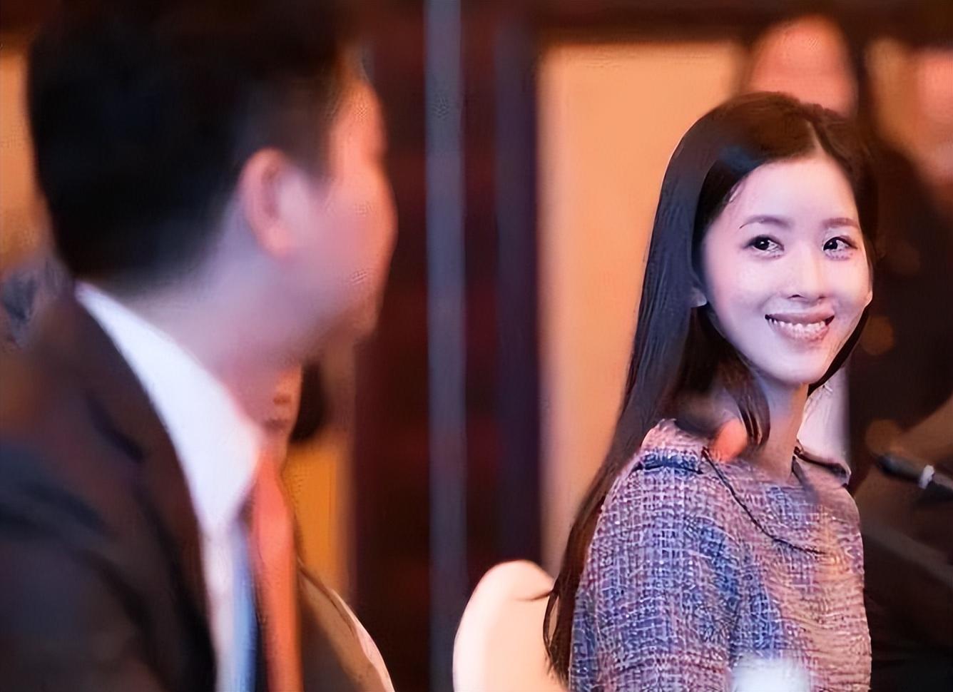 章泽天闪现美国参加名流晚宴穿挂脖透视长裙超性感面相变了