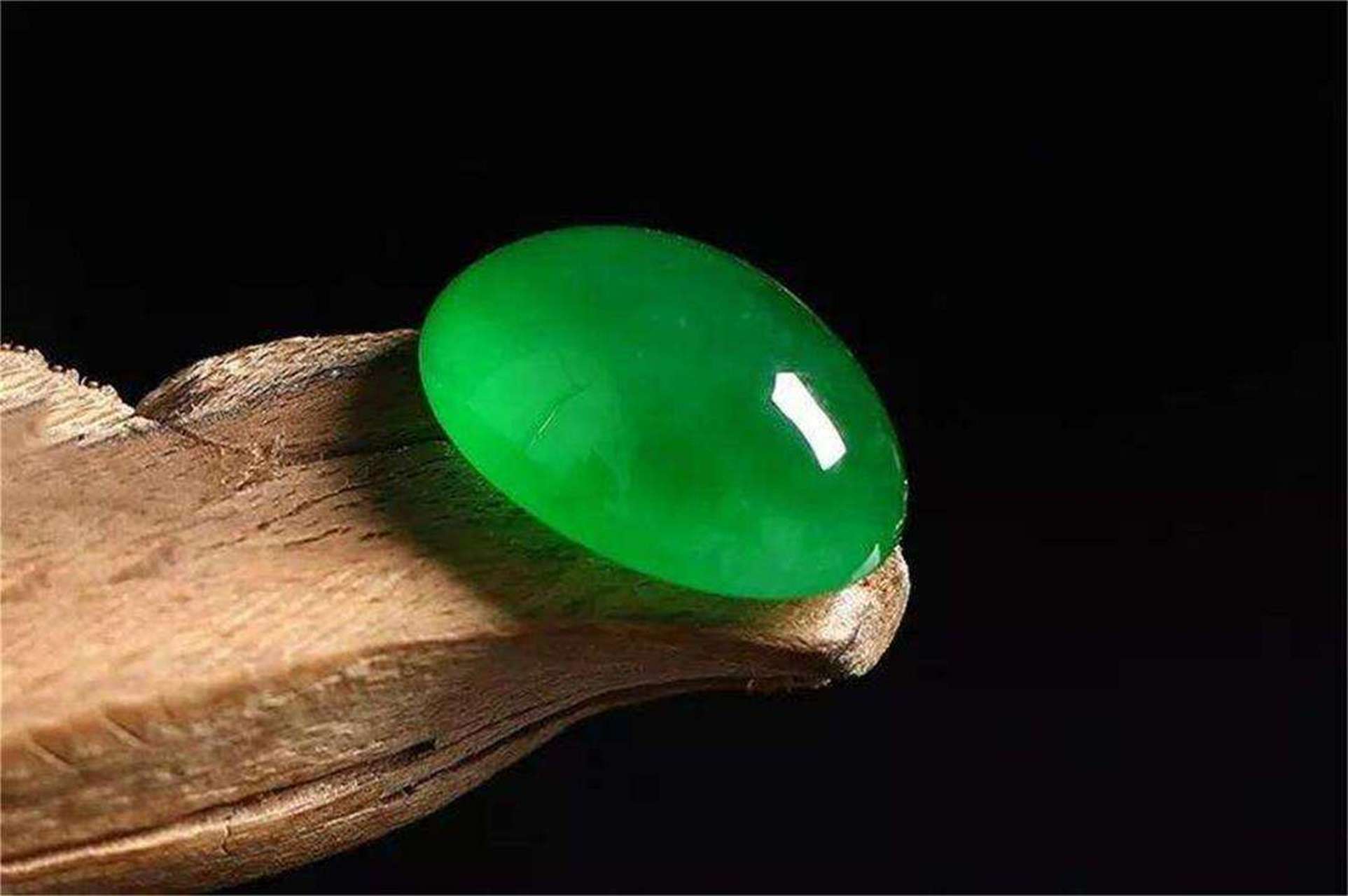 揭秘翡翠文玩中的"帝王绿"!如何慧眼识真伪?