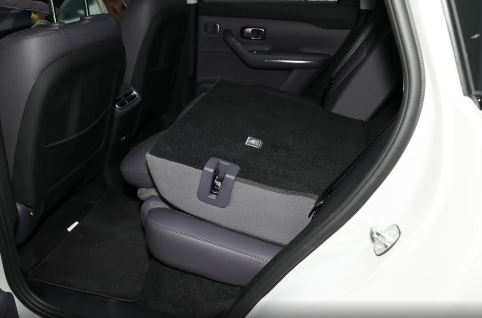 零跑c10凭啥成为年轻家庭优选1288万元起售价超越同级产品力