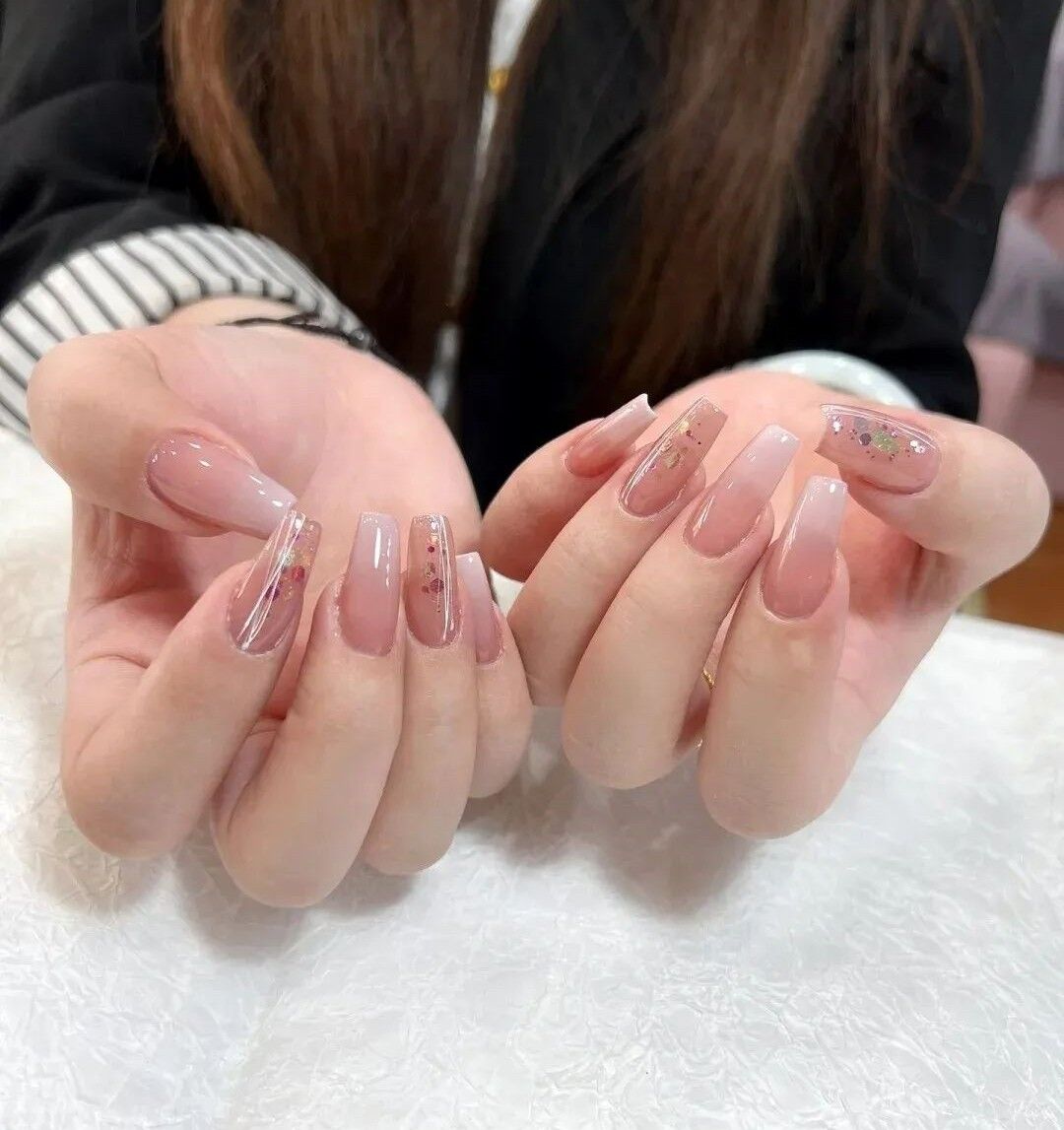 指尖上的艺术:闪粉渐变美甲