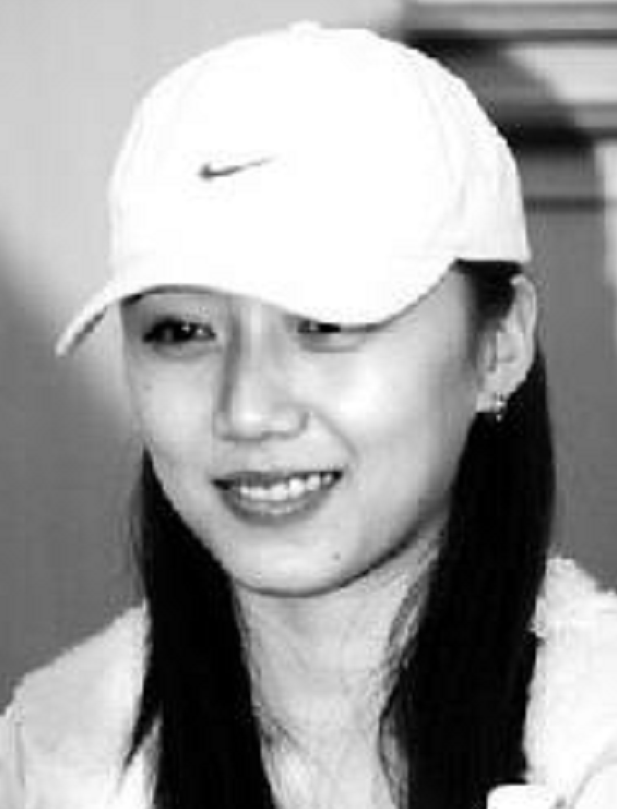 回顾刘莎放弃舞蹈从影22岁嫁44岁吴若甫生一女一家三口幸福