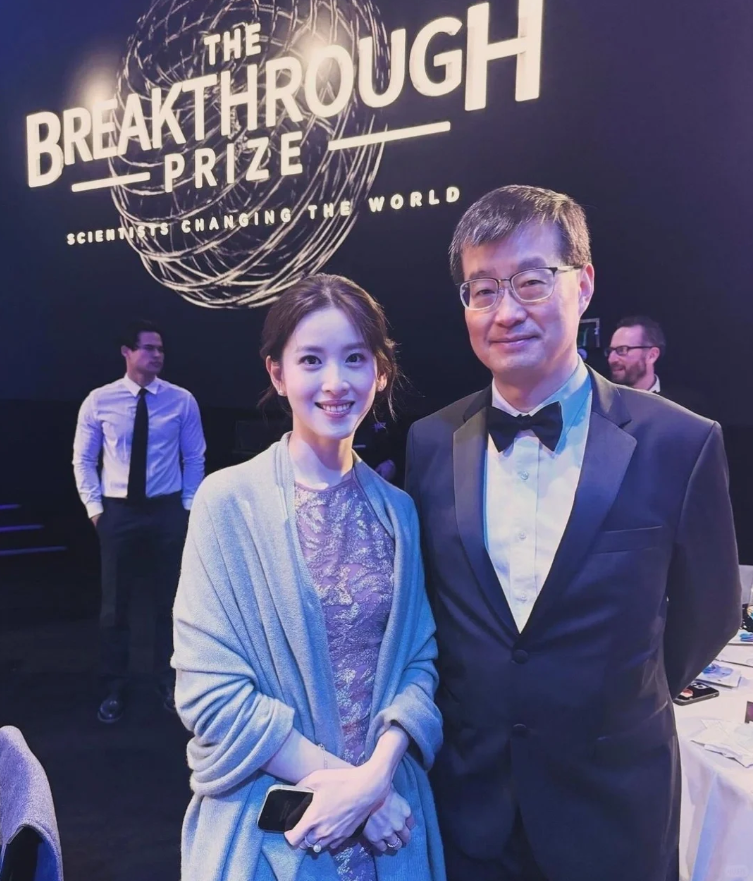 章泽天闪现美国参加名流晚宴穿挂脖透视长裙超性感面相变了