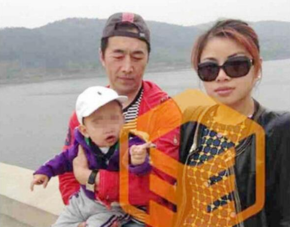 黄育莉是圈外人,比郑晓宁小十来岁,她温柔善良,能理解郑晓宁的工作
