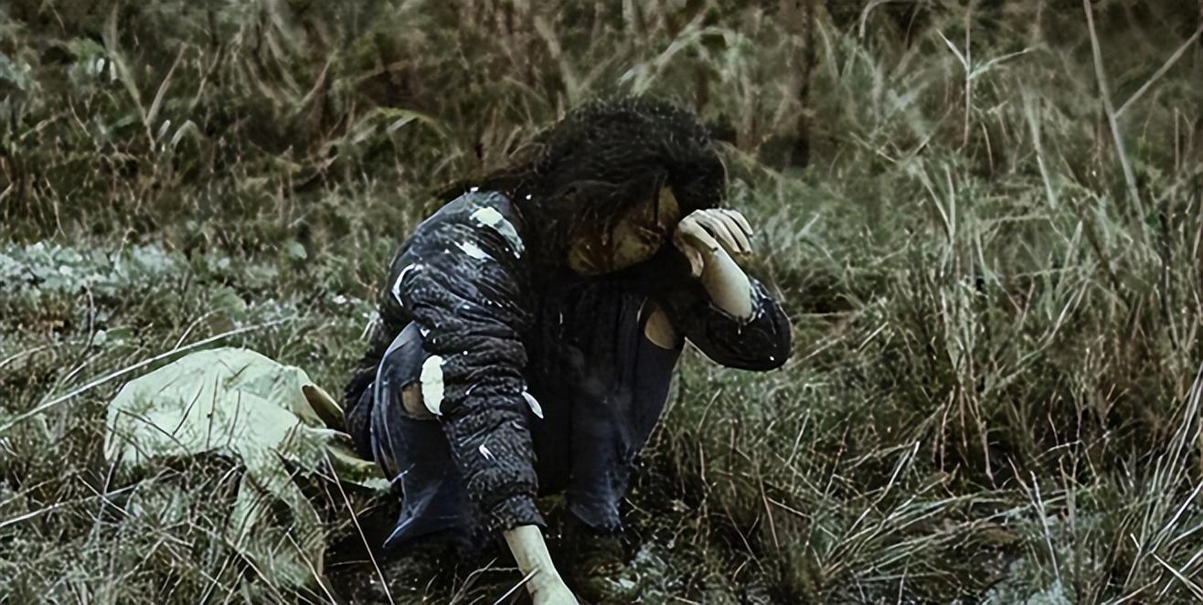 往家赶,突然不远处发现一个奇怪的影子,他上前仔细一看,是一个女乞丐