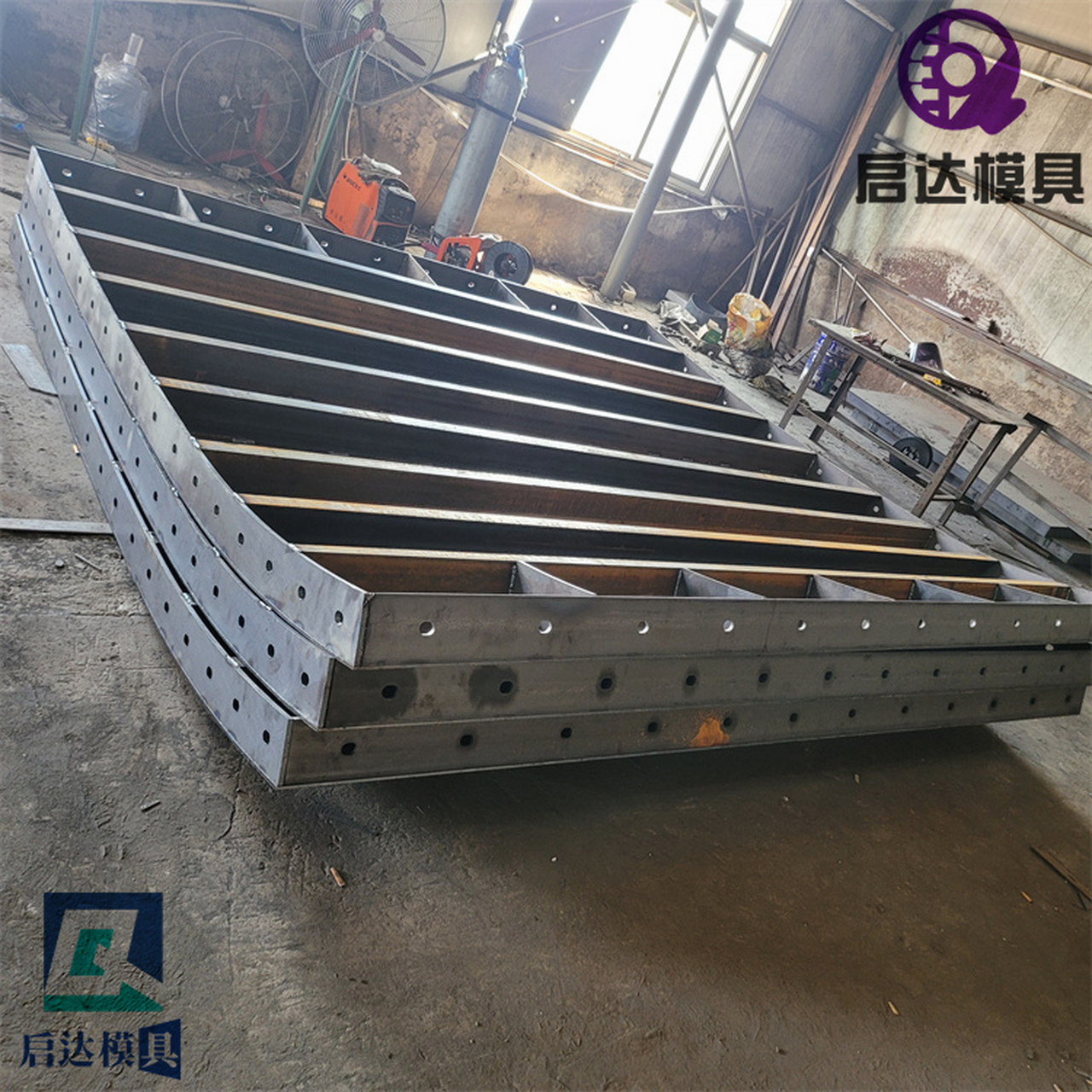 隧道仰拱模板是用于制造隧道内部仰拱的专用模具.