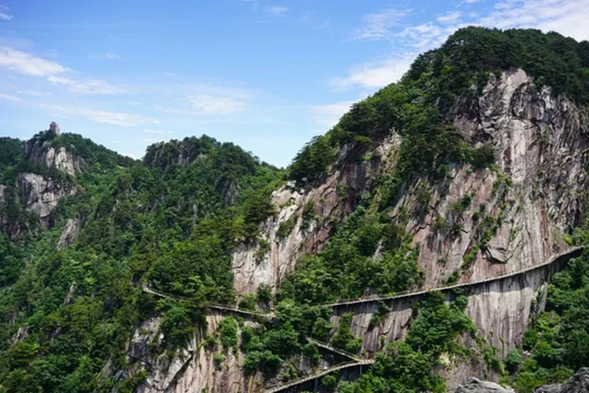黄冈有哪些必打卡的景点推荐  1,东坡赤壁  东坡赤壁,又名黄州赤壁,文