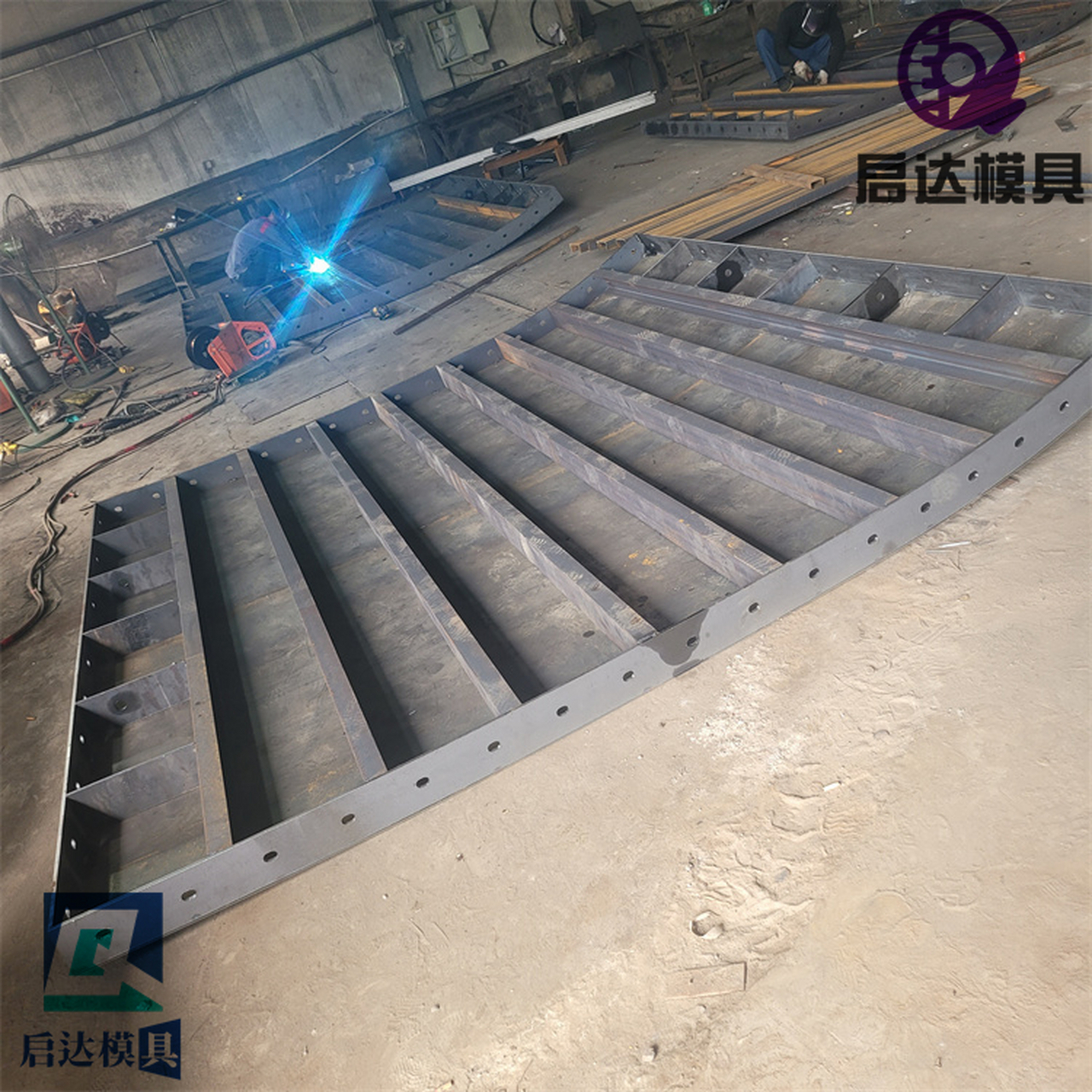 隧道仰拱模板是用于制造隧道内部仰拱的专用模具.