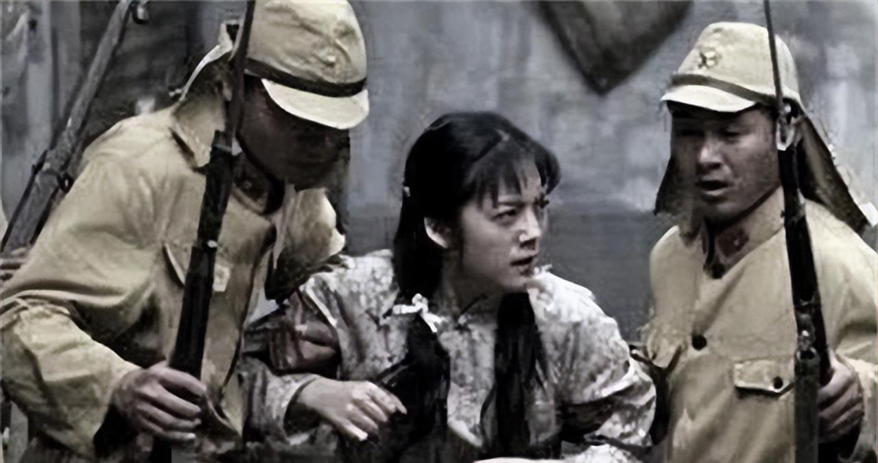 没过多久,一群日本鬼子上山搜查,两人躺在地上装死.