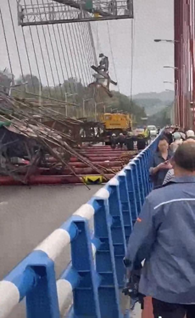 重庆长寿长江大桥上有铁架倒塌