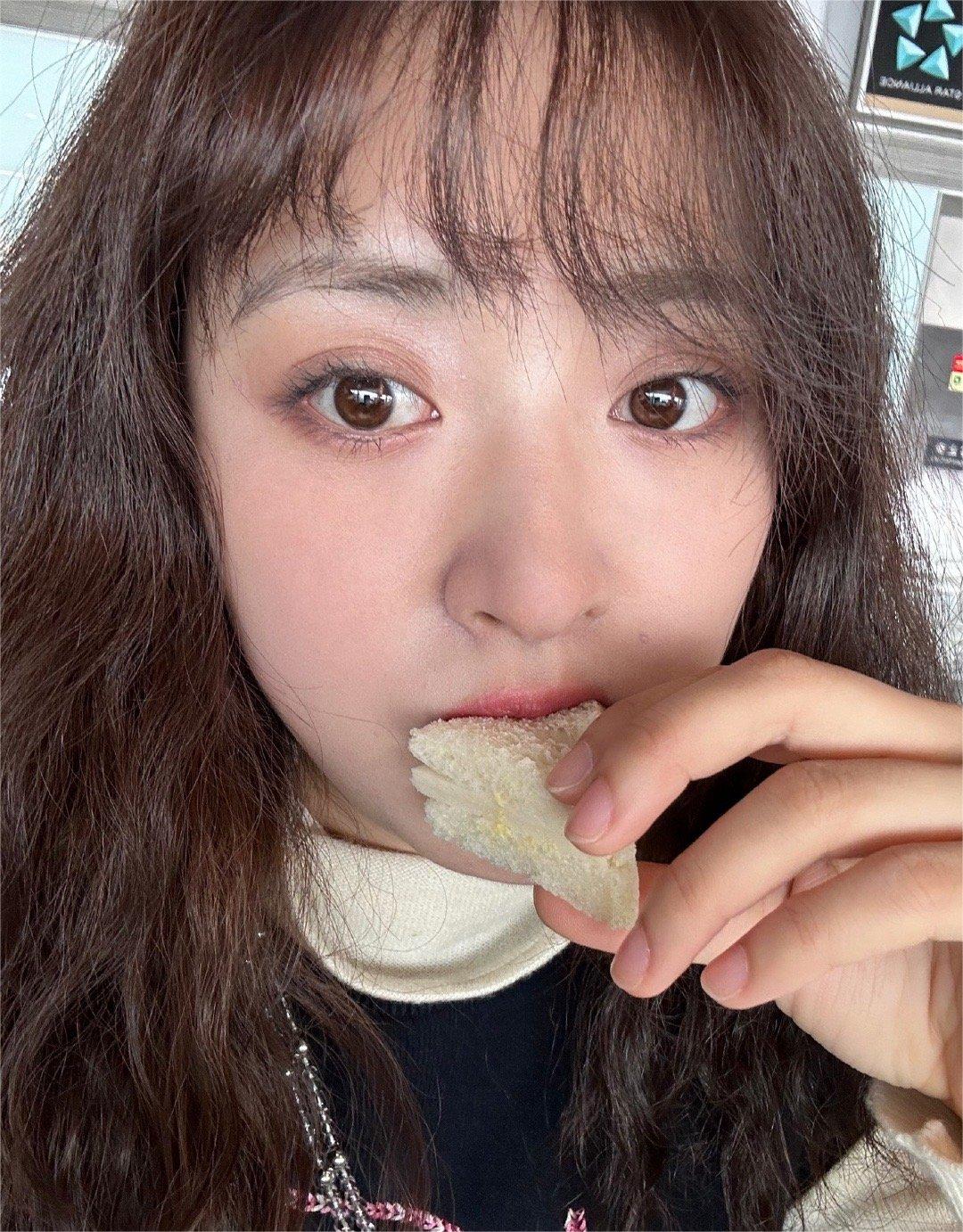 如下图所示卷发的沈月好像洋娃娃啊眼睛亮亮的又甜又乖
