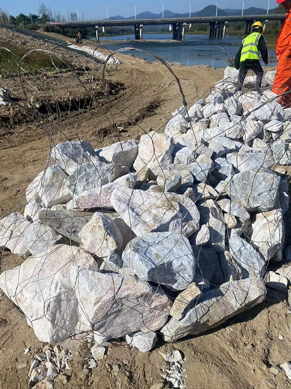 一般来说,大炒锅需要选择较大的合金网兜,而小煎锅