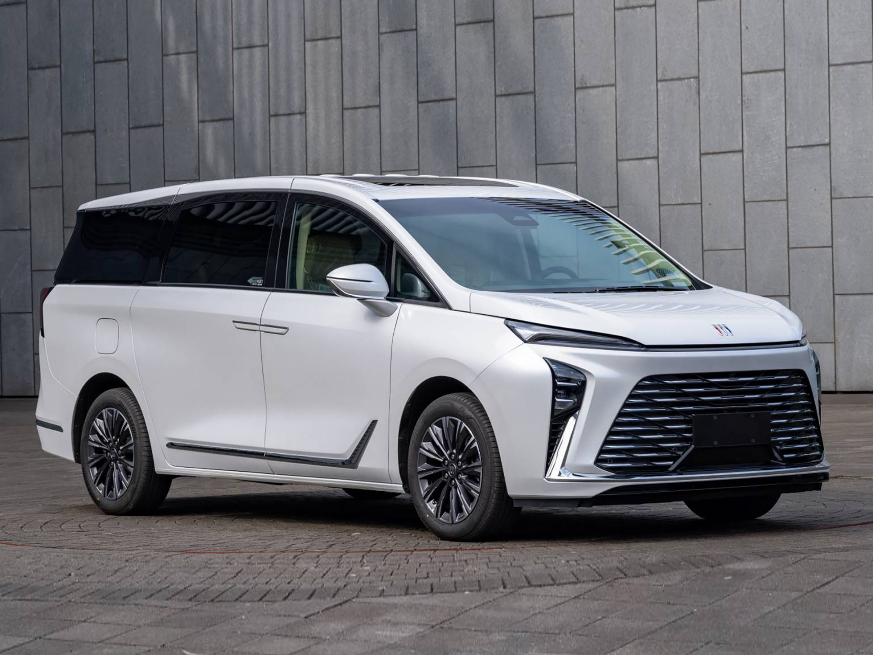 近日,别克发布了gl8陆尊phev的官图,新车将搭载上汽通用汽车全新一代