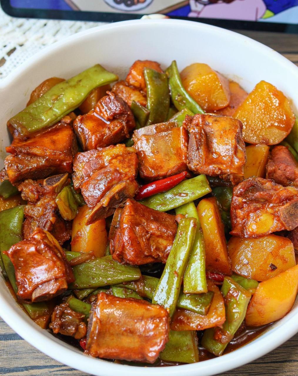 建议多焖米饭,不然不够炫～ 95准备食材 排骨豆角土豆 95做法步骤
