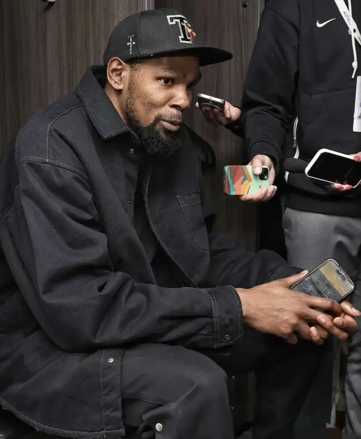 赚了4千多万的杜兰特,还在用古董手机!你相信吗?