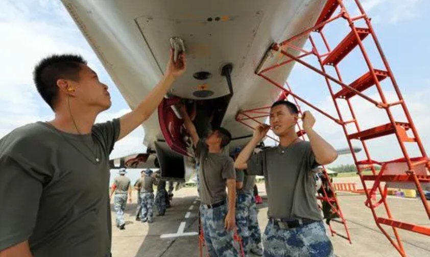 空军地勤和后勤哪个好留部队?哪个岗位好留在部队,需从多角度分析