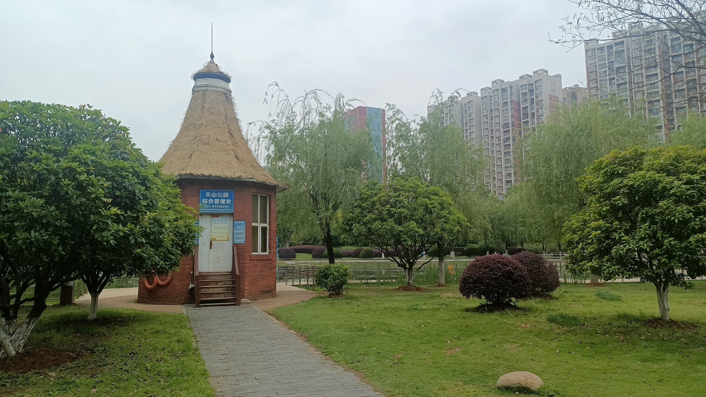 关山荷兰风情园位于武汉市洪山区民院路与楚雄大街交汇处东南角,面积