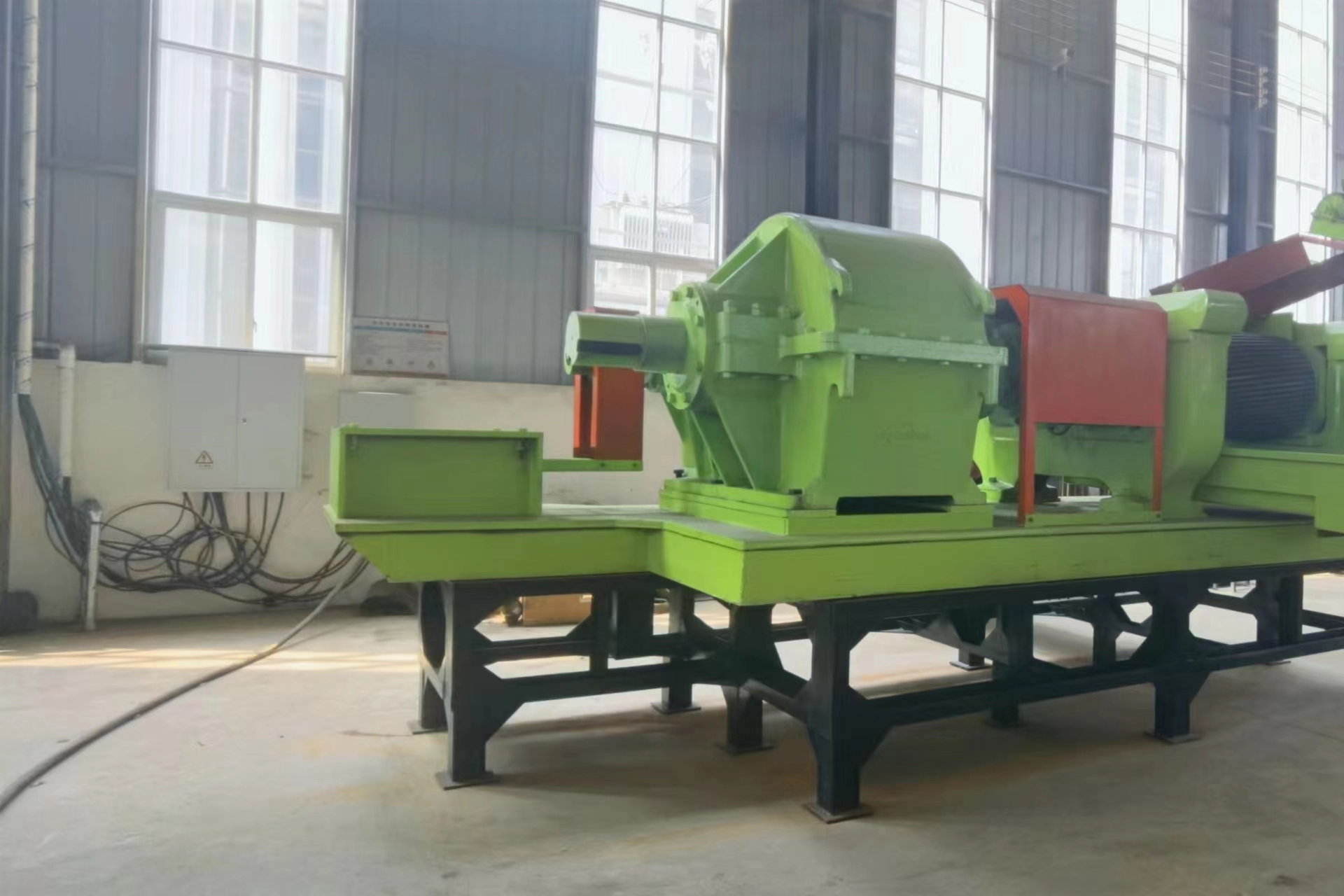 废旧轮胎回收利用设备橡胶破碎机,通过磨盘相对运动破碎物料,具有投资