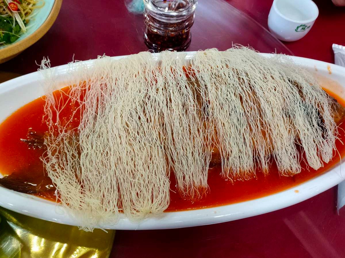 《鲤鱼焙面:河南传统名菜中的美味与文化的完美结合》