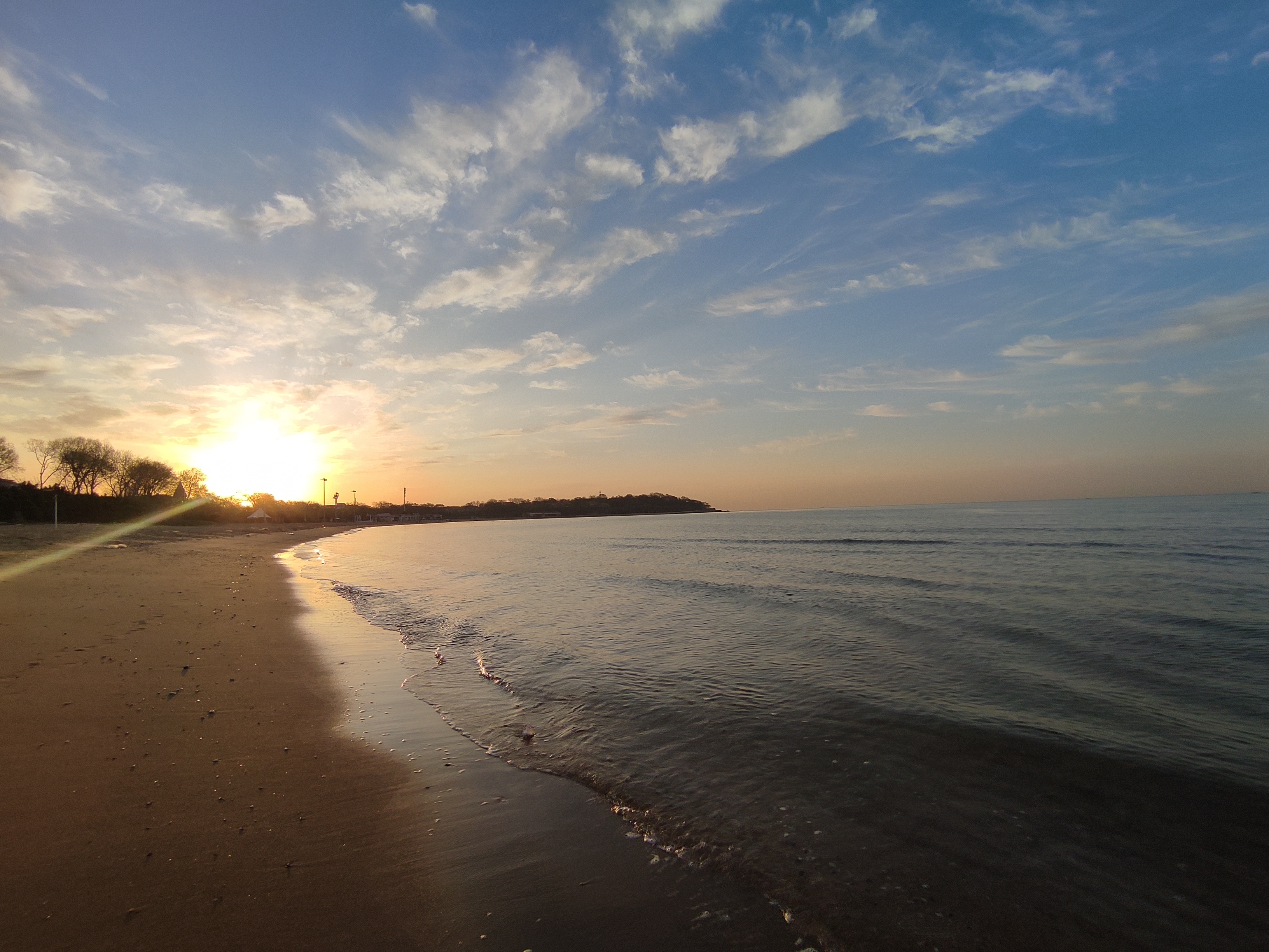 四月中旬,在北戴河东二路海滩看日出.日出的时间是早晨五点二十三分.