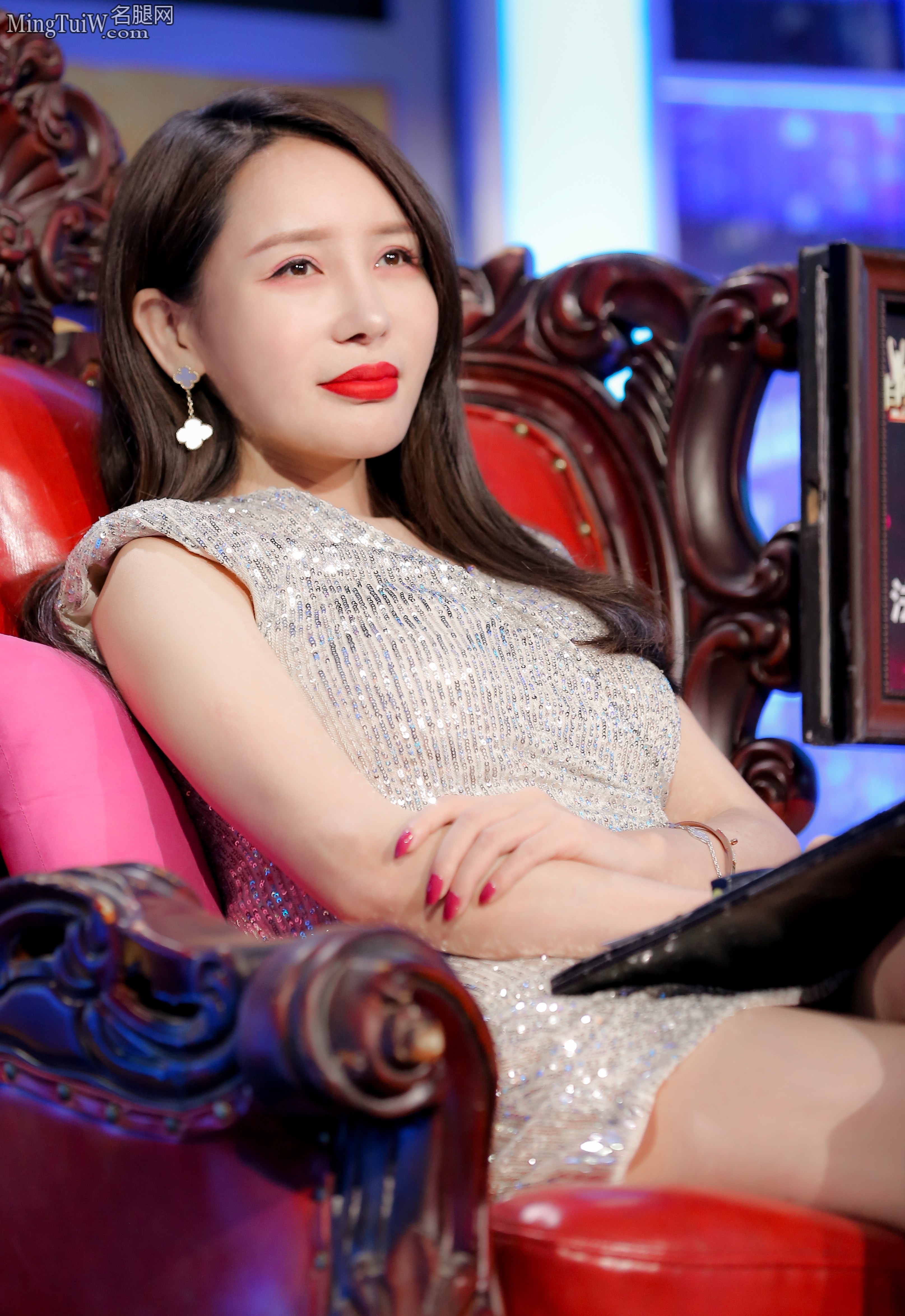 贺冬冬性感超短裙翘二郎腿坐姿