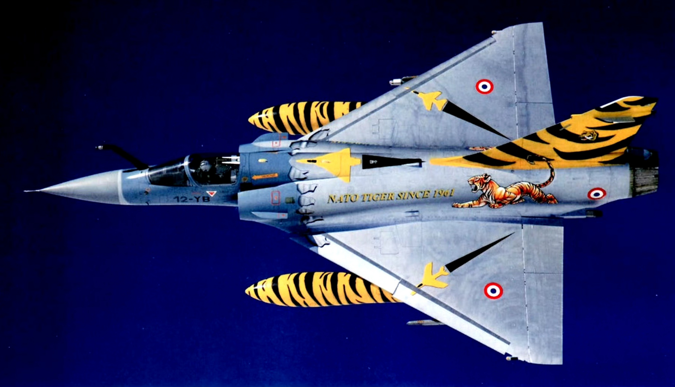 战机欣赏:法国达索 幻影2000战斗机,该机采用了经典的无尾三角翼布局