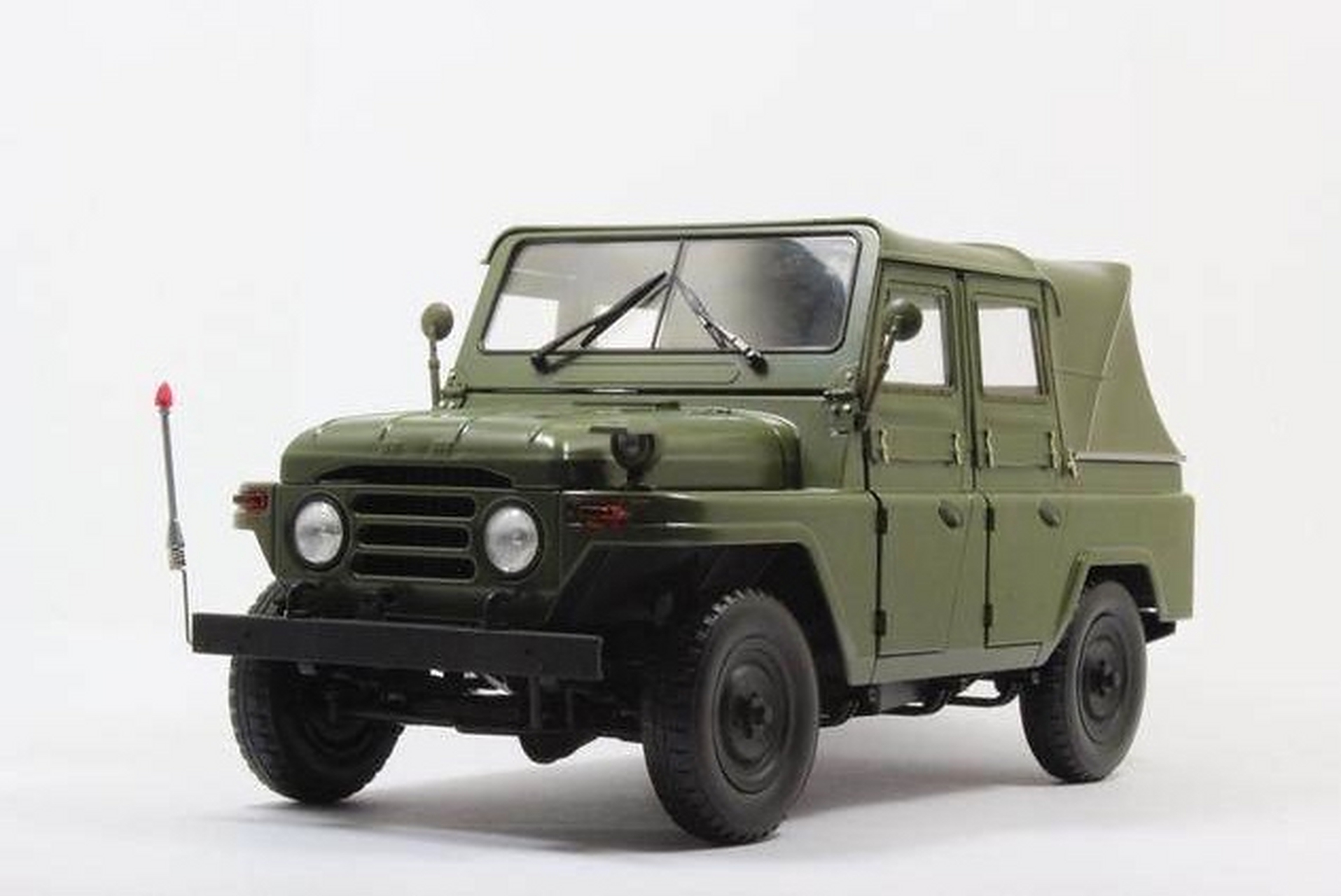 老北京212吉普车曾经也是一代神车,奔跑在大街小巷,是很多人都梦中情