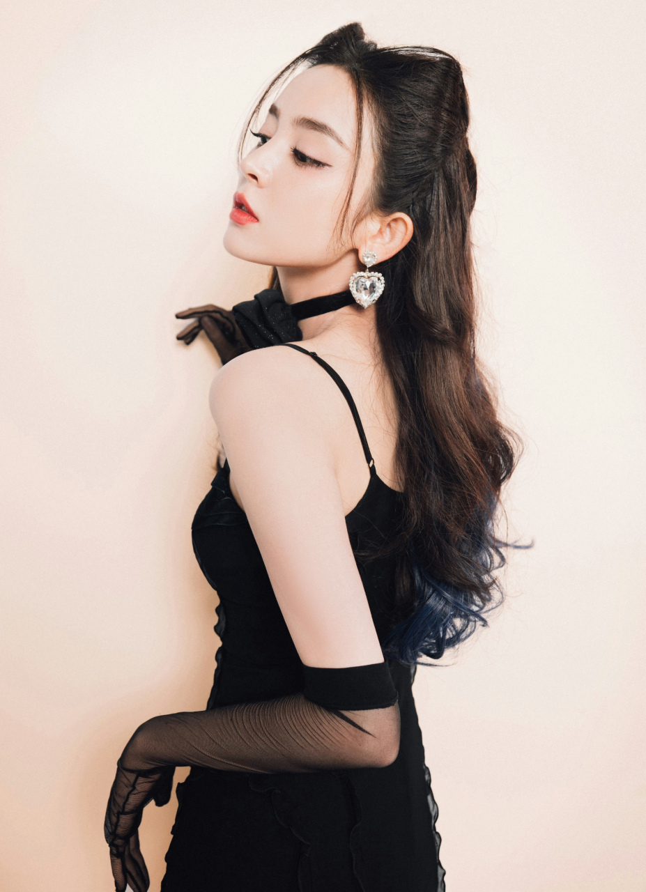 古力娜扎,黑丝手套吊带裙,魅力十足