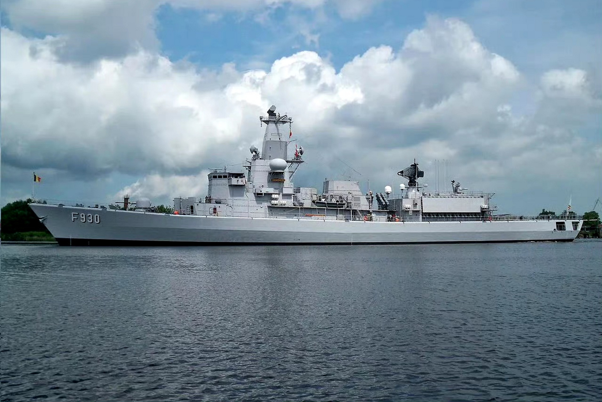 舰船欣赏:荷兰皇家海军卡雷尔.多尔曼级护卫舰,该舰长 122.3米,宽14.