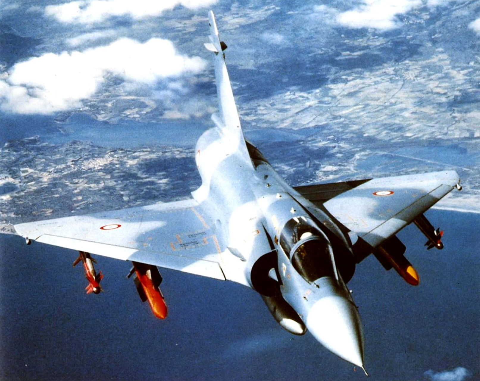 战机欣赏:法国达索 幻影2000战斗机,该机采用了经典的无尾三角翼布局