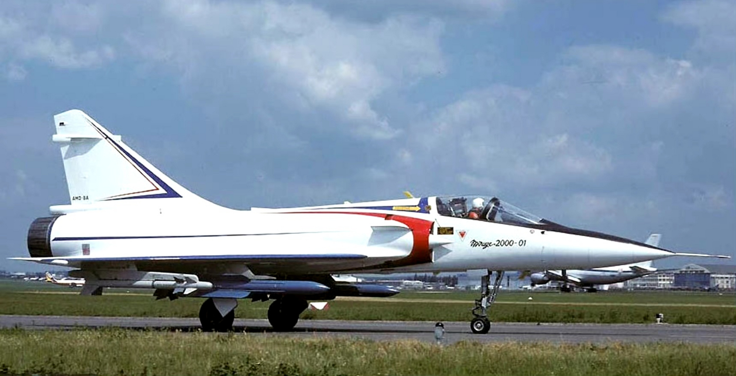 战机欣赏:法国达索 幻影2000战斗机,该机采用了经典的无尾三角翼布局