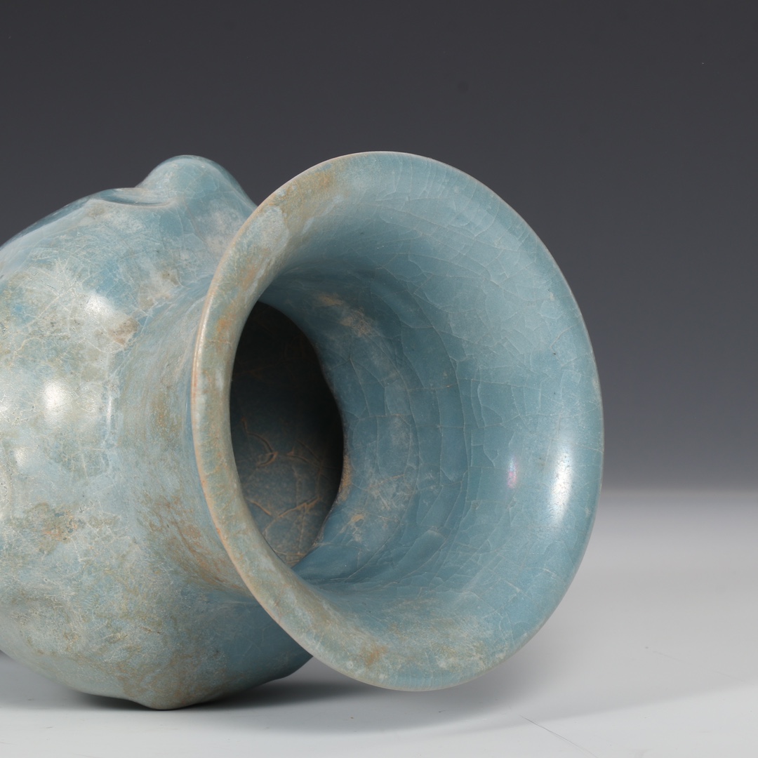 宋汝窑天青釉三羊尊瓶