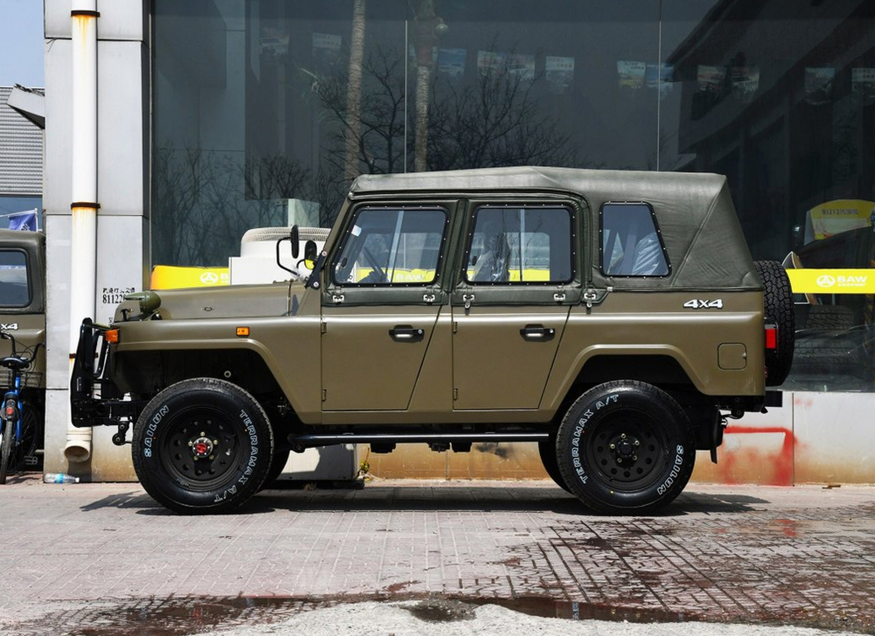 老北京212吉普车曾经也是一代神车,奔跑在大街小巷,是很多人都梦中情